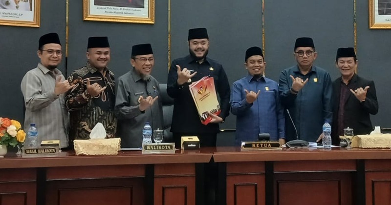 Walikota dan Wakil Walikota bersama pimpinan DPRD usai pengesahan Perda penguatan Lembaga Adat Minangkabau.